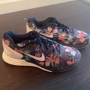 Very gently worn NIKE women’s Lunarglide 6. Size 10. Unique tropical patter